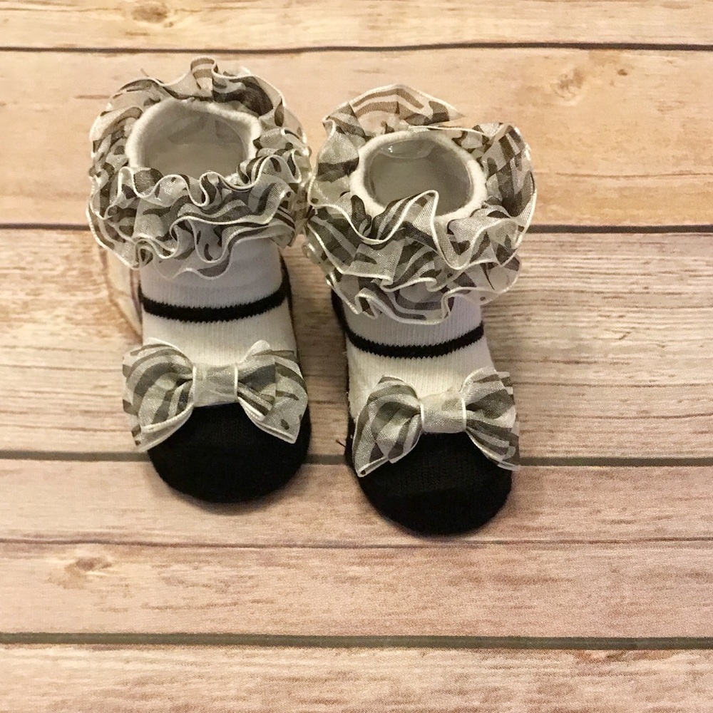 Lot of Baby Girl Bootie Socks and Headbands - Picture 2 of 4